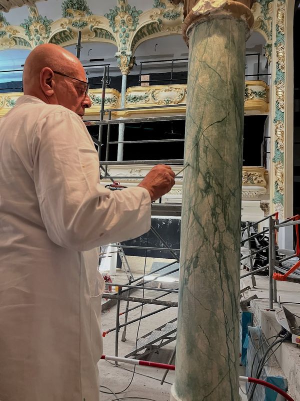 Frédéric Martin au travail sur une colonne en faux-marbre